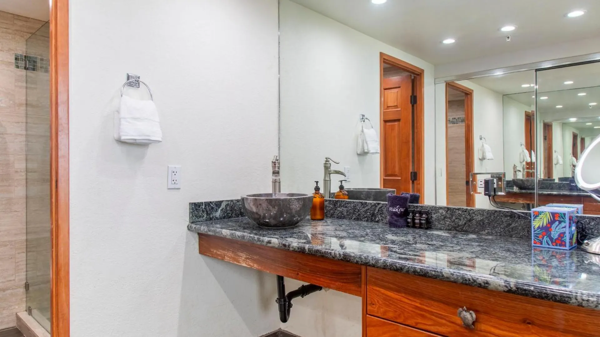 Penthouse Sweeping Ocean Views Lejlighed Kahana USA